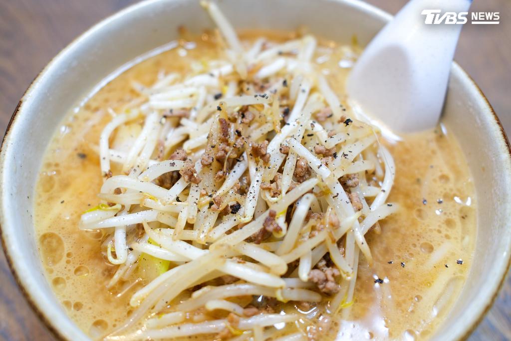 「二郎系」拉麵店免費加料服務不得不暫時喊卡。(圖/Shutterstock達志影像)