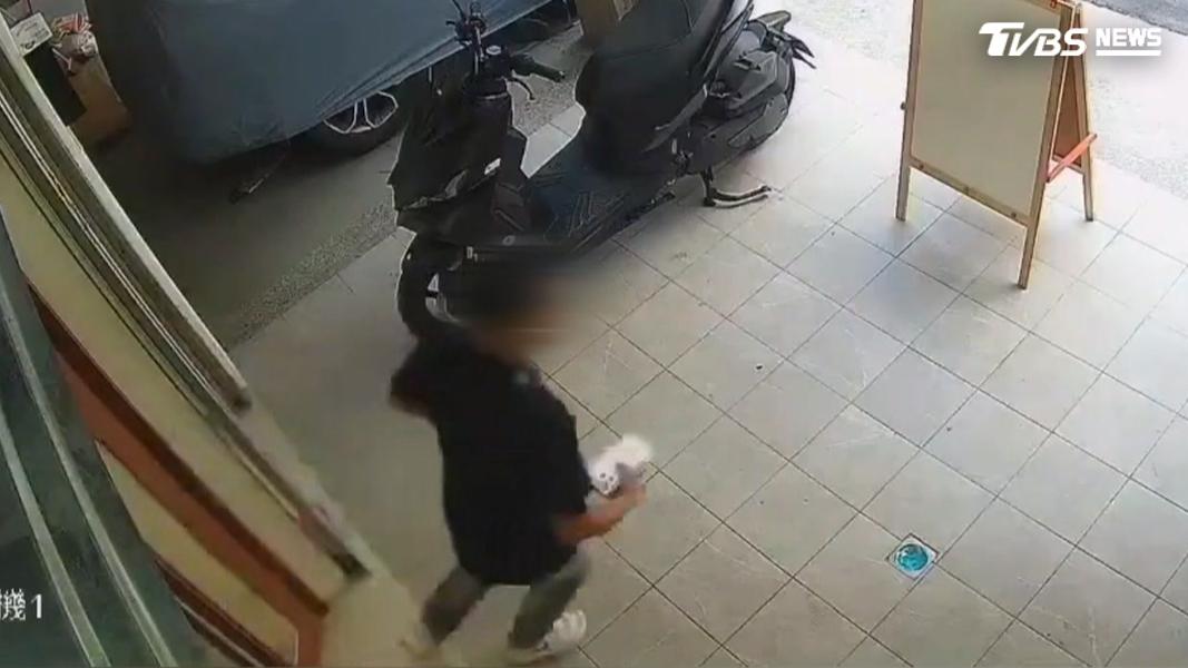 嘉義市一家通訊行日前遭竊賊趁店員轉身時,偷走2支iPhone手機後迅速逃離(圖/TVBS)