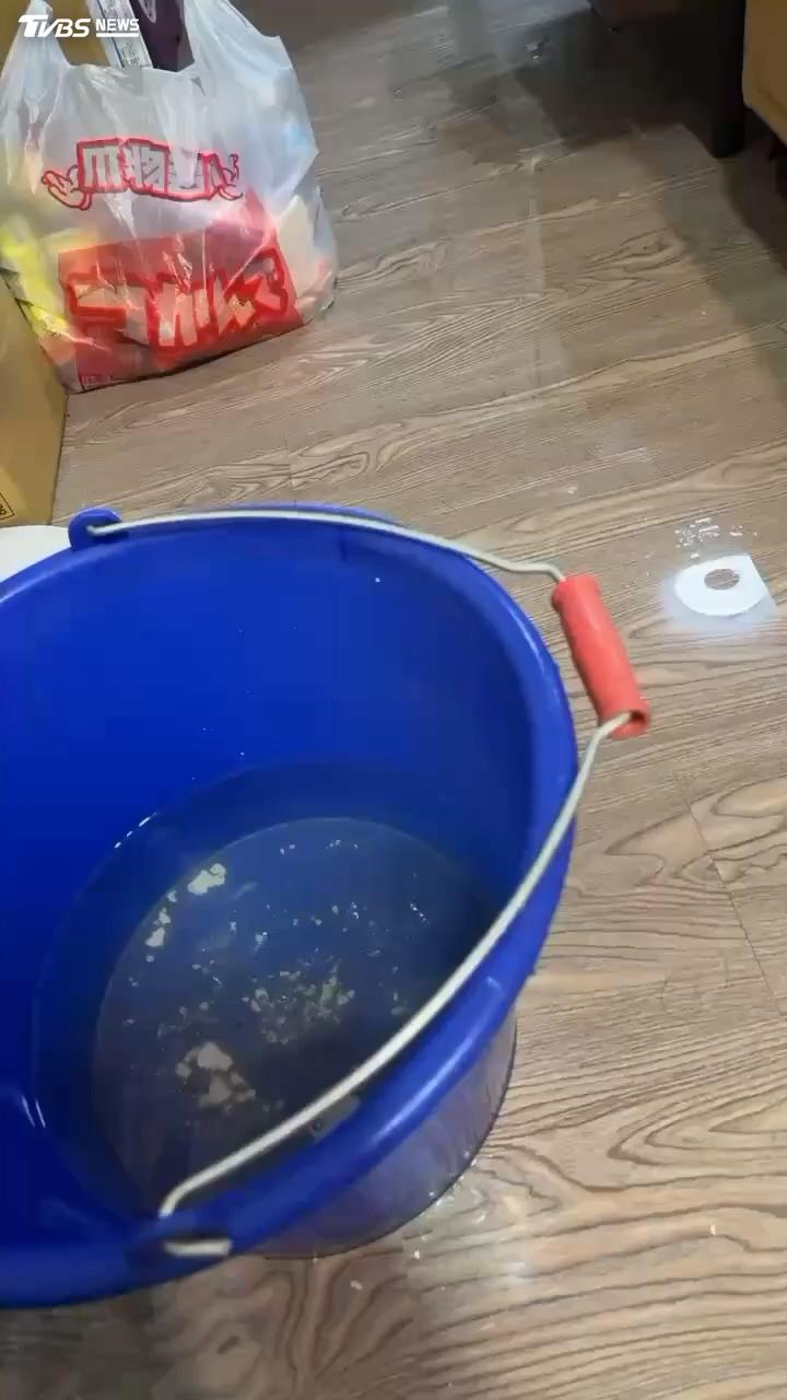 租客崔小姐描述,每逢下雨屋內就跟著下小雨,雨水大到需要拿水桶承接,根本無法正常居住。(圖/TVBS)