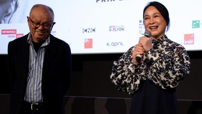 侯孝賢也親自配音!《桂花巷》夢幻卡司重現盧米埃影展 法國影迷包圍陸小芬追星