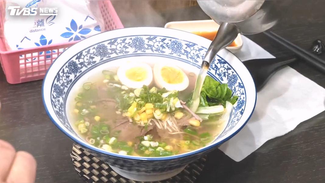 新屋大火6殉職觸動他心 牛肉麵店逾10年堅持「消防員不收錢」(圖/TVBS)