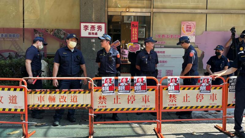 台北市社工工會12日赴李彥秀辦公室表達意見,要求出面道歉。(圖/台北市社工工會FB)