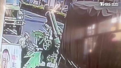 牽引砲車爆胎國軍急搶修!民眾開堆高機相助 軍民暖互動曝光