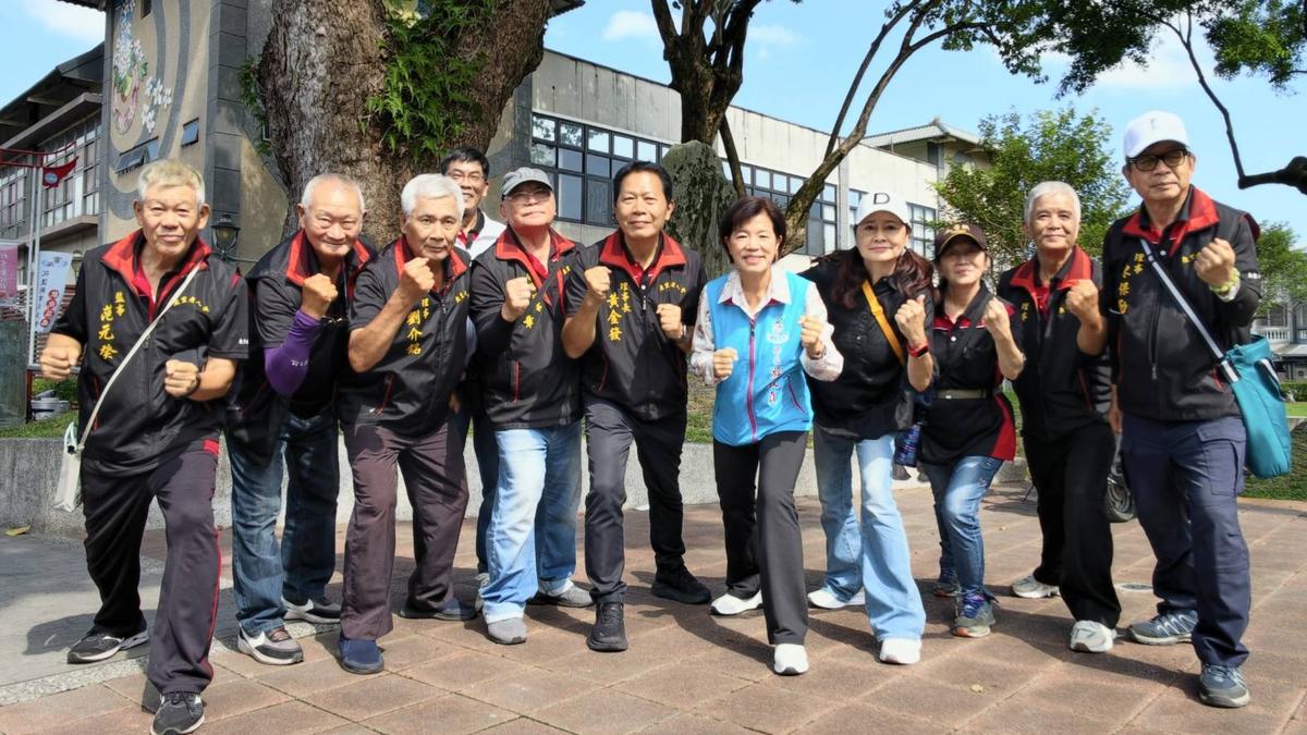 重陽前夕跑遍壽豐、吉安老人會 游淑貞擁抱長輩 端出銀髮福利升級政見