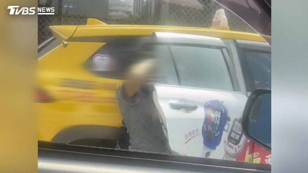 越籍媳突襲帶走孫!婆婆死命擋車門 高雄街頭上演搶人大戰(圖/翻攝threads@ hank._.smart)