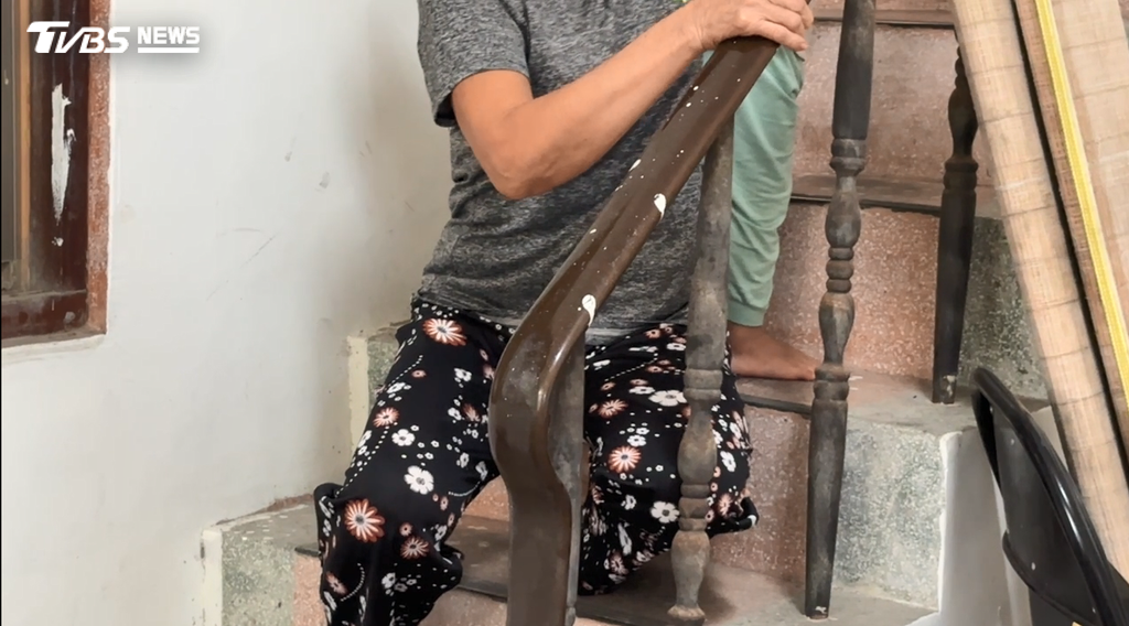 婆婆抱著孫子進入家門後,媳婦卻留在原地與丈夫發生激烈爭吵。(圖/TVBS)