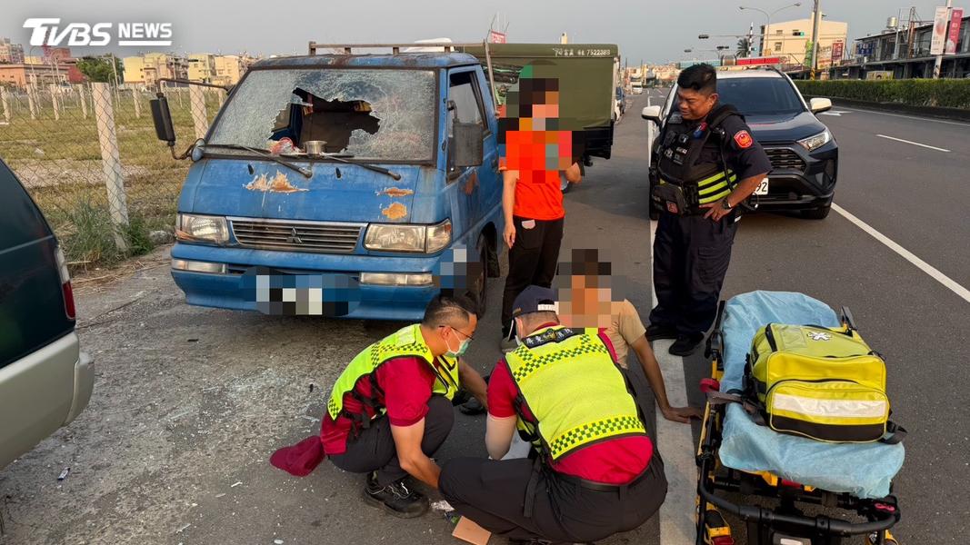 雙十連假第三度被圍毆,小貨車擋風玻璃破損,雜貨店老闆雙腿被打斷。(圖/民眾提供)