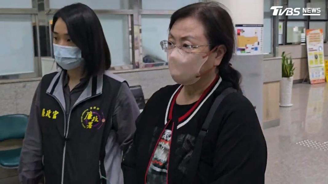 連斐璠深夜移送新北地檢署複訊,對現場記者提問不發一語。(圖/TVBS)