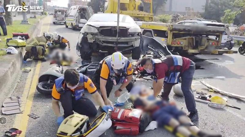 80歲的男騎士傷勢嚴重,當場沒了呼吸心跳。(圖/民眾提供)