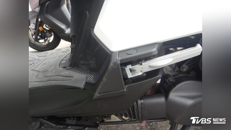台中市男子開車撞倒機車造成擦損。(圖/民眾提供)