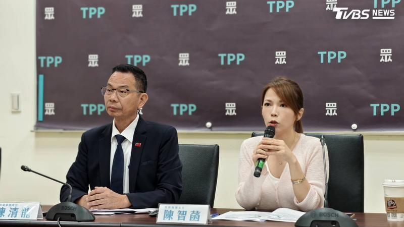 民眾黨團總召陳清龍、黨團主任陳智菡今日舉行「來看一顆2000萬做的數位女王頭喔」記者會。(圖/傅乙珮攝)