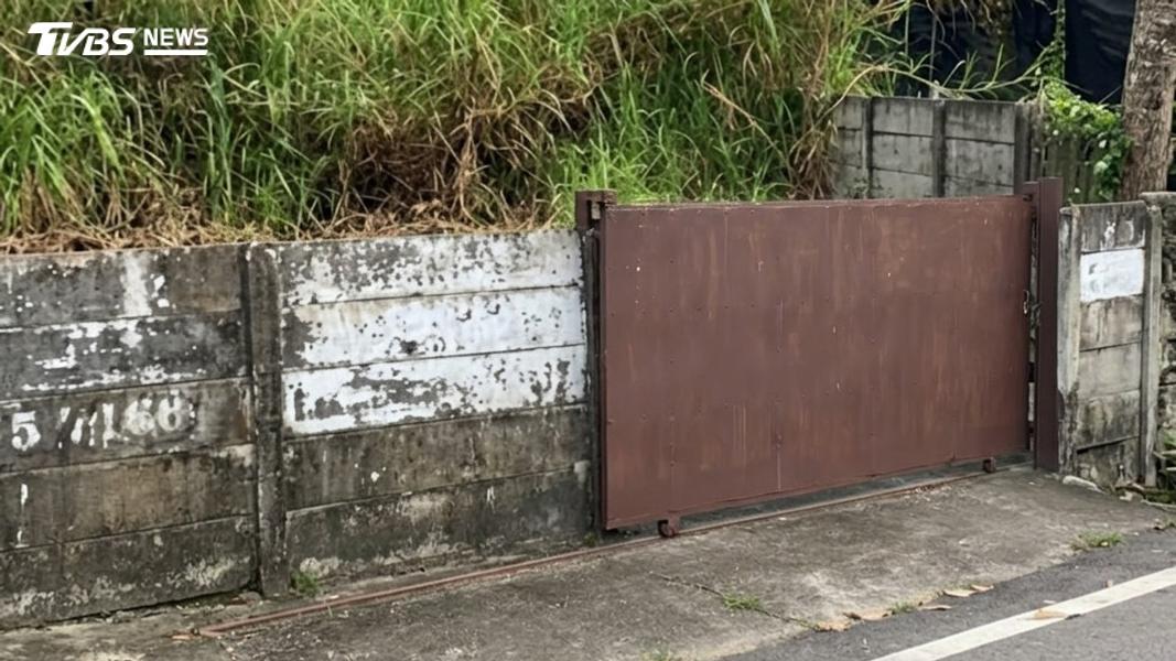 陳姓男子離開時疑似操作電動鐵門不慎,直接被正在關閉的橫式電動鐵捲門夾住胸頸部,整個人受困無法脫身(圖/TVBS)