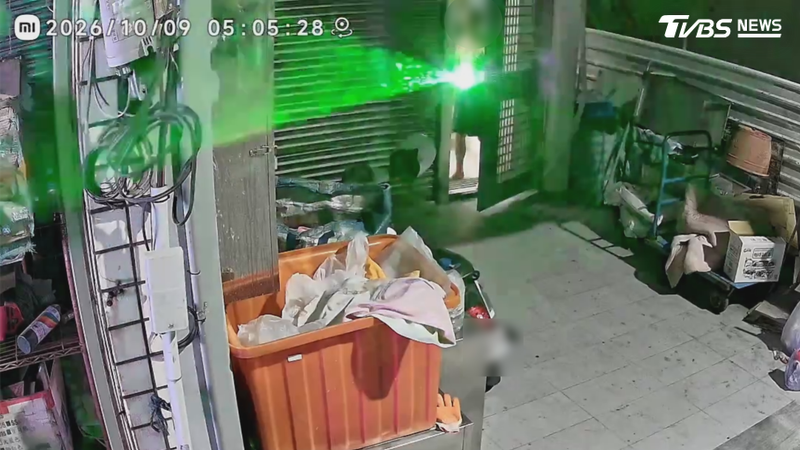 高雄市一家手機行業者指控,隔壁鄰居經常拿雷射筆對著店外監視器,故意掃射,而這位鄰居也大方坦承就是他做的,反控手機行裝一堆監視器,是侵犯他的隱私權(圖/TVBS)