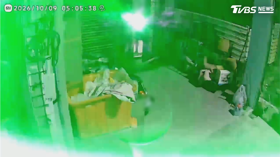 綠光雷射筆屬於高能量、高功率的設備,經過多次照射後,監視器鏡頭出現白斑黑點,畫面變得不清晰(圖/TVBS)