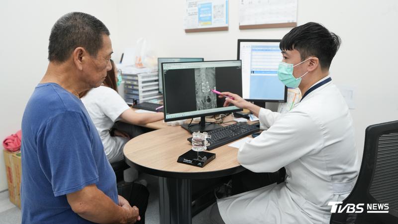 台中患者腰椎疼痛難耐仍不敢開刀。(圖/光田醫院提供)