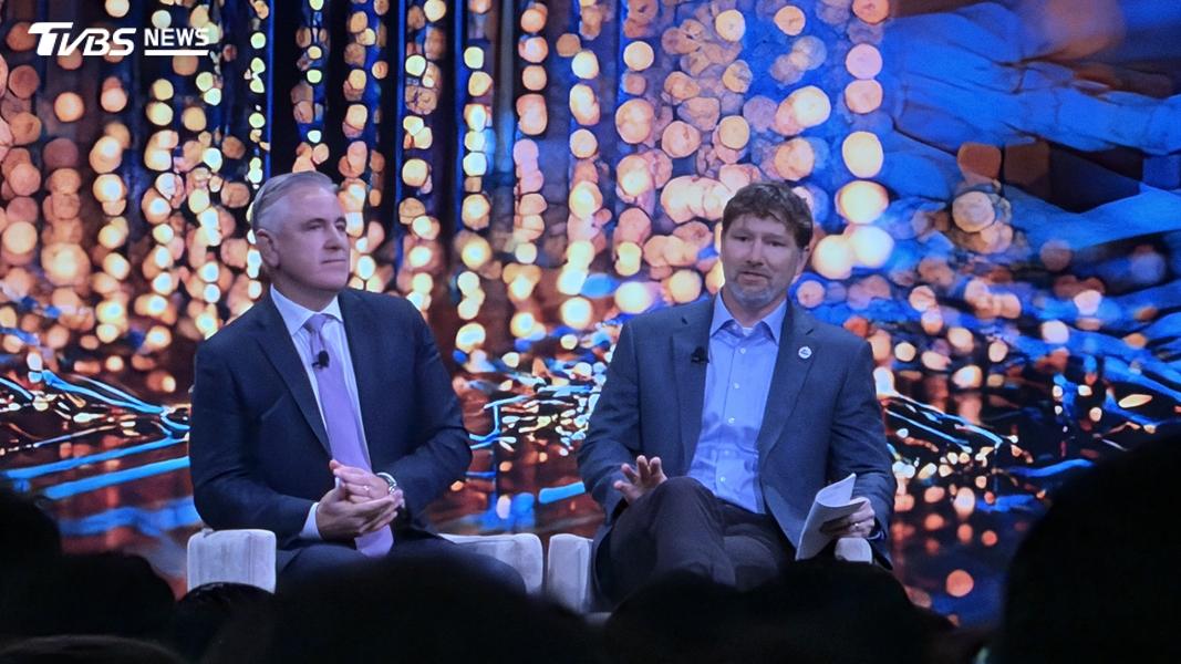美國晶片計畫辦公室主任Bill Frauenhofer(左)主講、Entegris總裁David Reeder(右)擔任座談提問人(圖/黃貞怡攝)