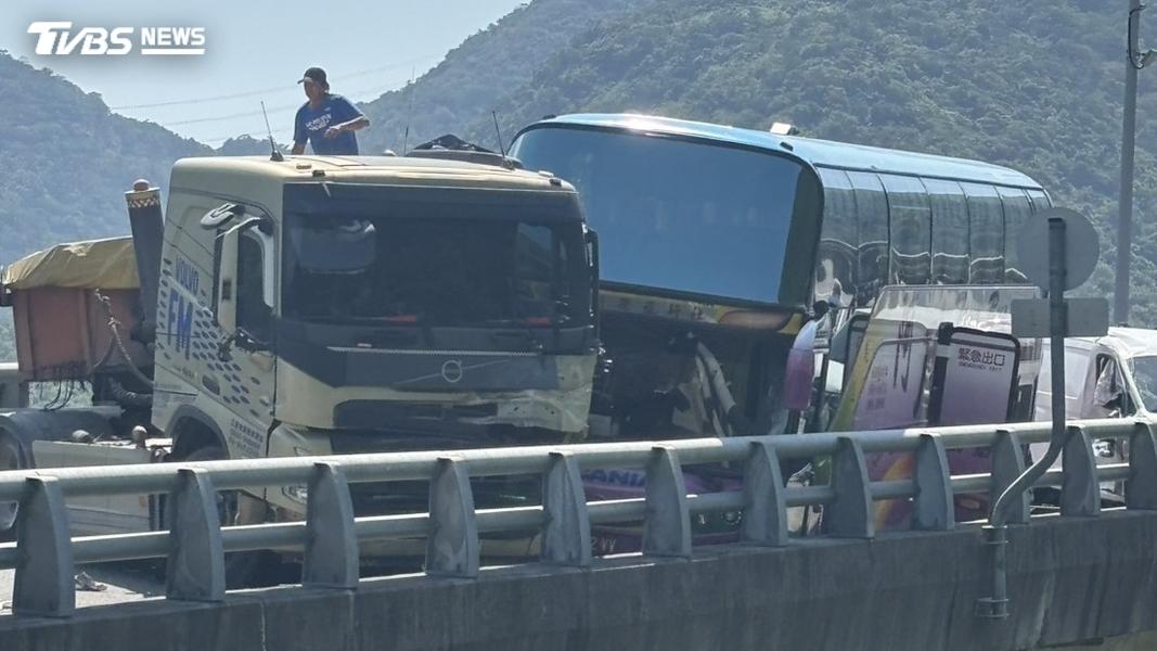 台9線-車禍-連環撞-遊覽車-大客車-受困
