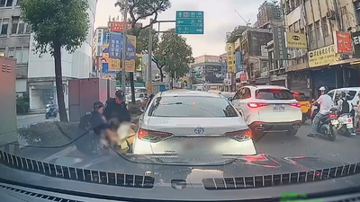 懸掛友人車牌上路遇攔查!毒駕男狂逃 警破窗逮人 14萬元罰單到手