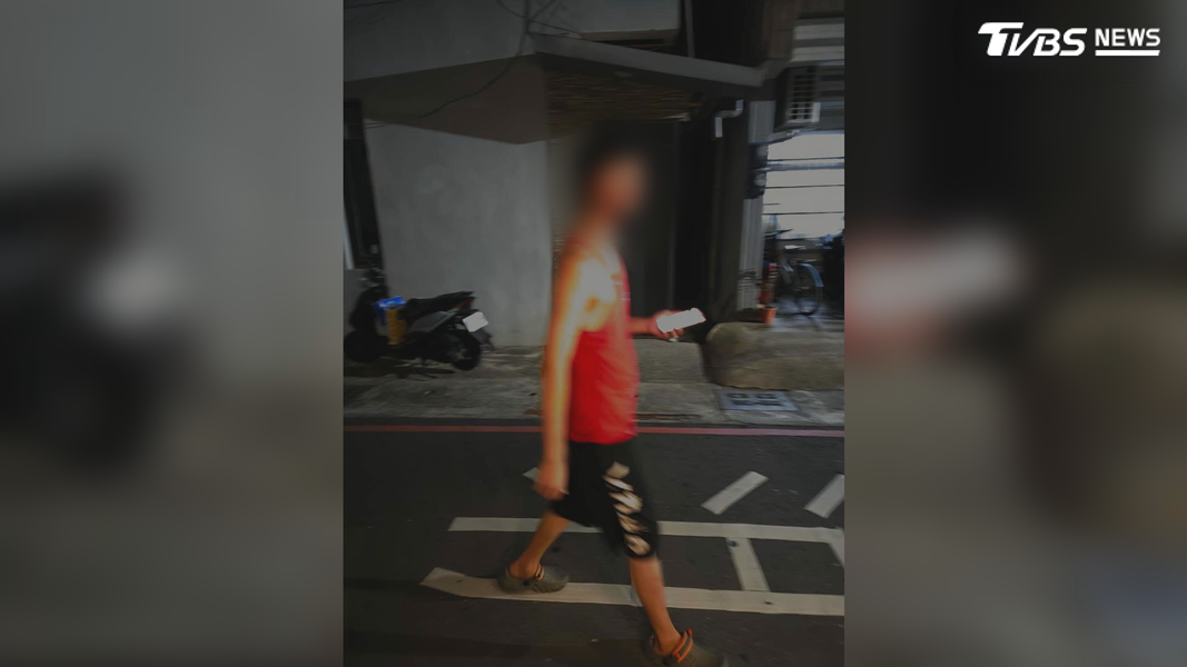 這名紅衣男子就在附近賣豆花,鄰居指出他平時表現正常,不愛講話,不知道為何私底下會有這些怪異行為(圖/TVBS)