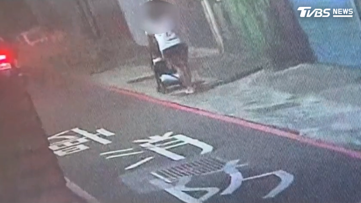巷內驚魂!媽推嬰兒車遭尾隨急躲屋