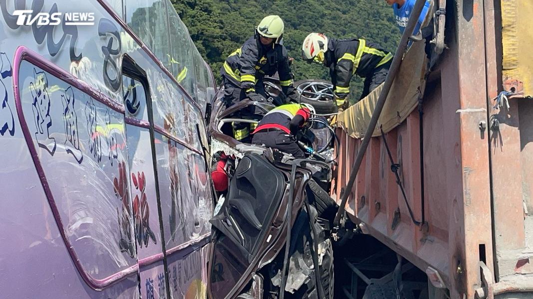 台9線-車禍-連環撞-遊覽車-大客車-受困