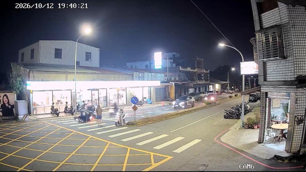 禮讓行人卻遭到候車追尾。(圖/里長郭朋鑫提供)