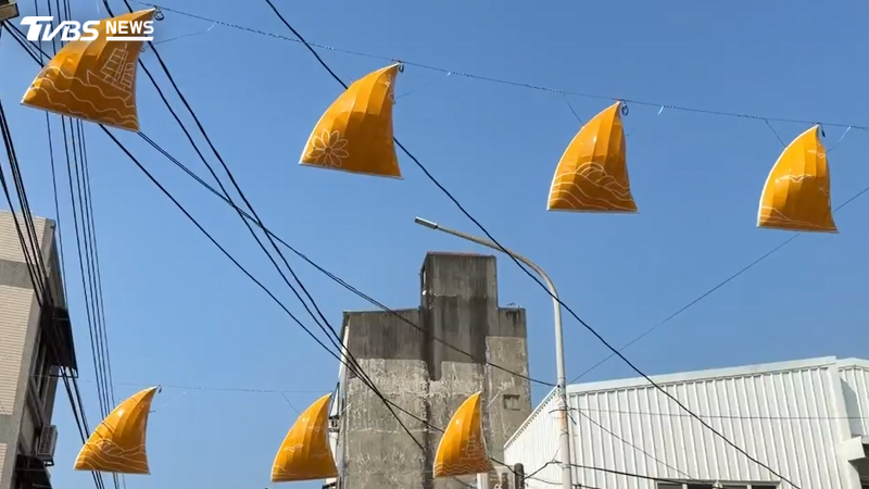 黃色三角形吊掛在街頭。(圖/TVBS)