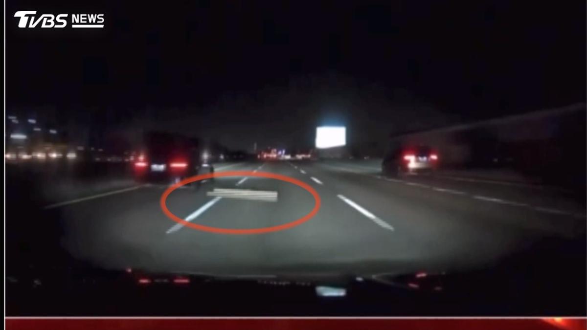 國慶夜國道驚魂!木棍躺路中「8車全中招」 駕駛怒PO網追兇