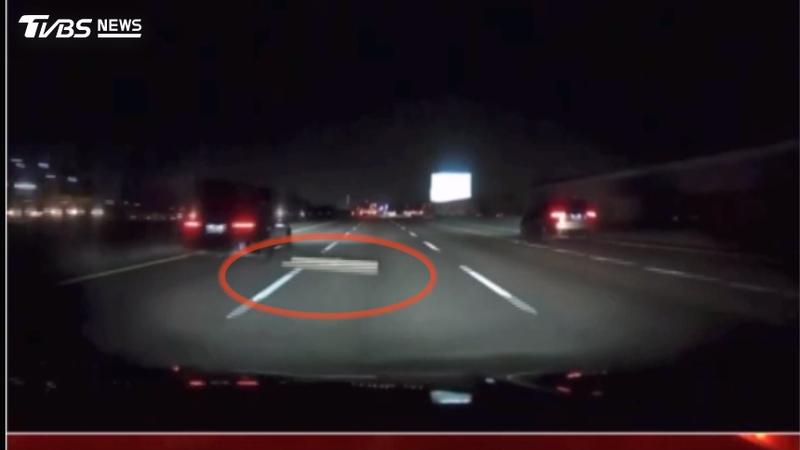 國慶夜國道驚魂!木棍躺路中「8車全中招」 駕駛怒PO網追兇(圖/TVBS)