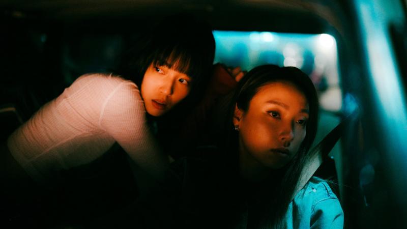 王渝萱(左)與李雪在《一路狂奔》中飾演一對女同志戀人。(圖/拾影像文化有限公司提供)