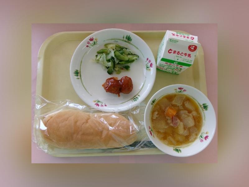 日本富山縣砺波市政府於10月1日公開國小營養午餐照片,因盤中僅有2顆肉丸與少量沙拉引發網友酸「像戰時伙食」,市府隨後澄清熱量與營養均符合國家標準,且從未收到吃不飽的反映。(圖/翻攝自X@tonami_city)