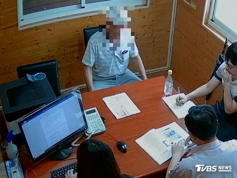 洪姓老翁半顆「豬肉飯糰」放口袋,入境被罰20萬元。(圖/民眾提供)