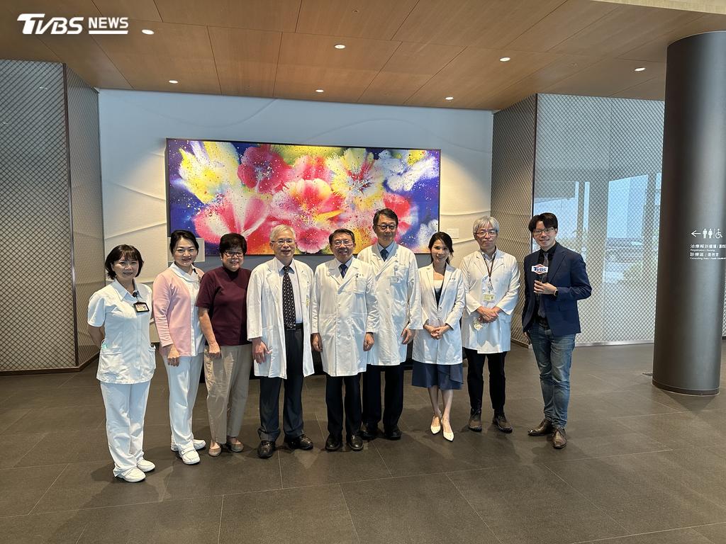 王女士與北榮醫療團隊合照(圖/TVBS)