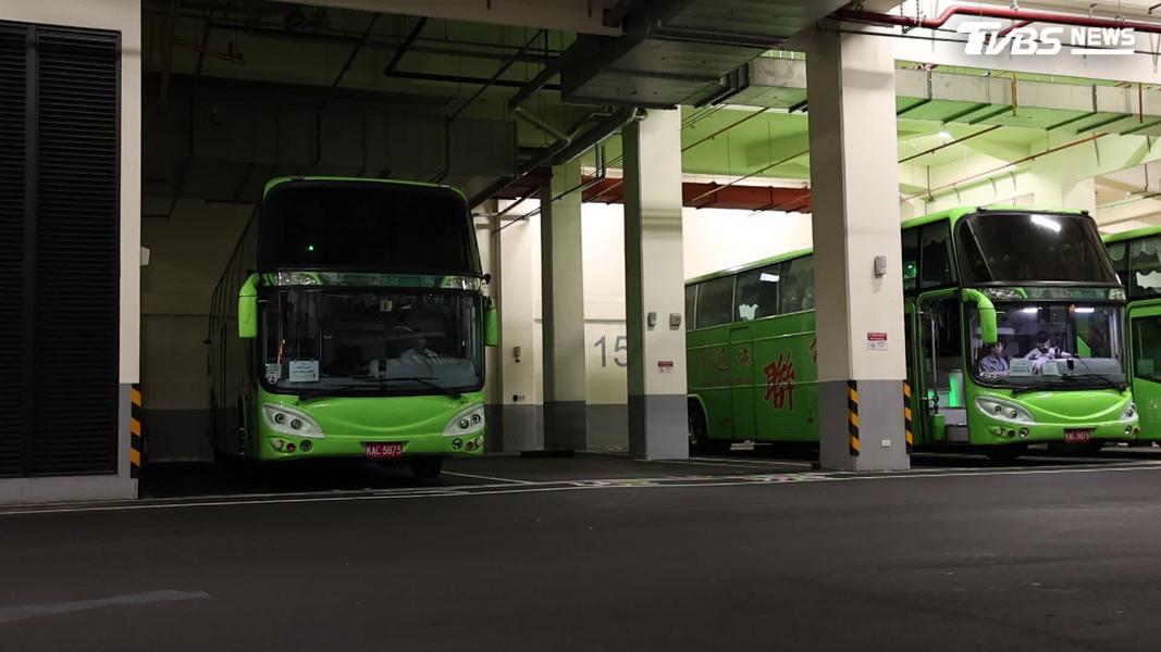 想拚國際觀光先解決停車?大型遊覽車卡在城市最後一哩。(圖/TVBS)