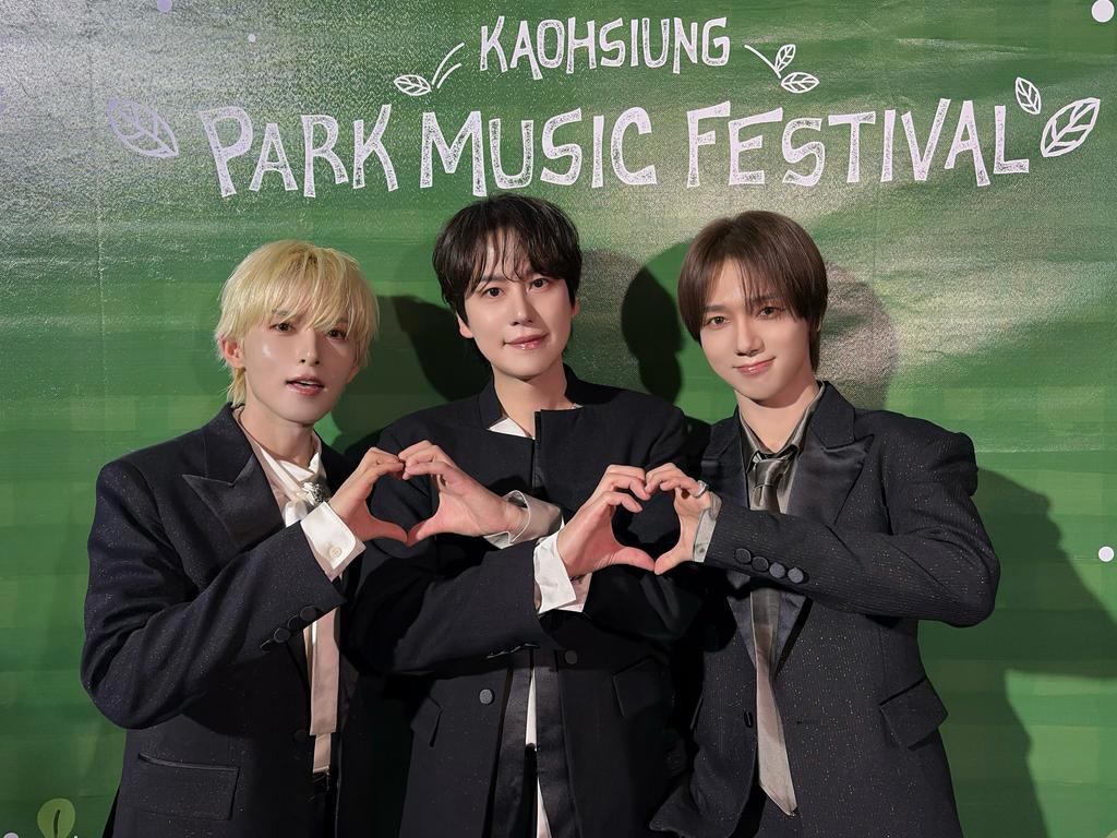 在後台也繼續黏TT唷。（圖／翻攝自SUPER JUNIOR IG）