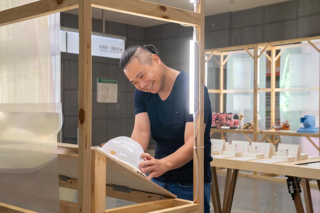 （圖說：賴爸動手體驗互動展品，感受新北多元學習成果。）圖片來源：新北市政府教育局