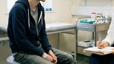 罹睪丸癌拒化療!24歲男「瘦如枯槁」 醫嘆:恐難撐到過年