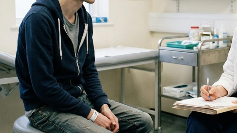 一名24歲男罹睪丸癌拒化療,拖延一年多才求診。(示意圖,非當事人/AI 生成)