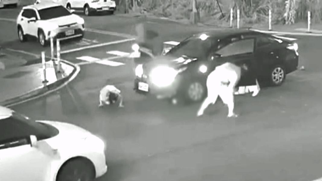 弟弟被輾壓車底!11歲姊趴地急尋 路人狂奔抬車搶救。(圖/民眾提供)
