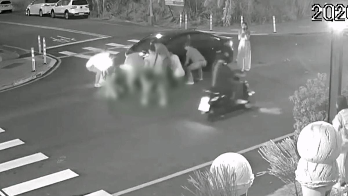 弟弟被輾壓車底!11歲姊趴地急尋 路人狂奔抬車搶救