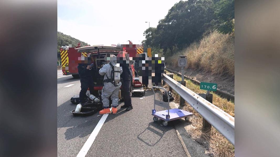 載「化骨水」槽車國道遭撞 地面滴液體急封路 採樣結果出爐了。(圖/民眾提供)