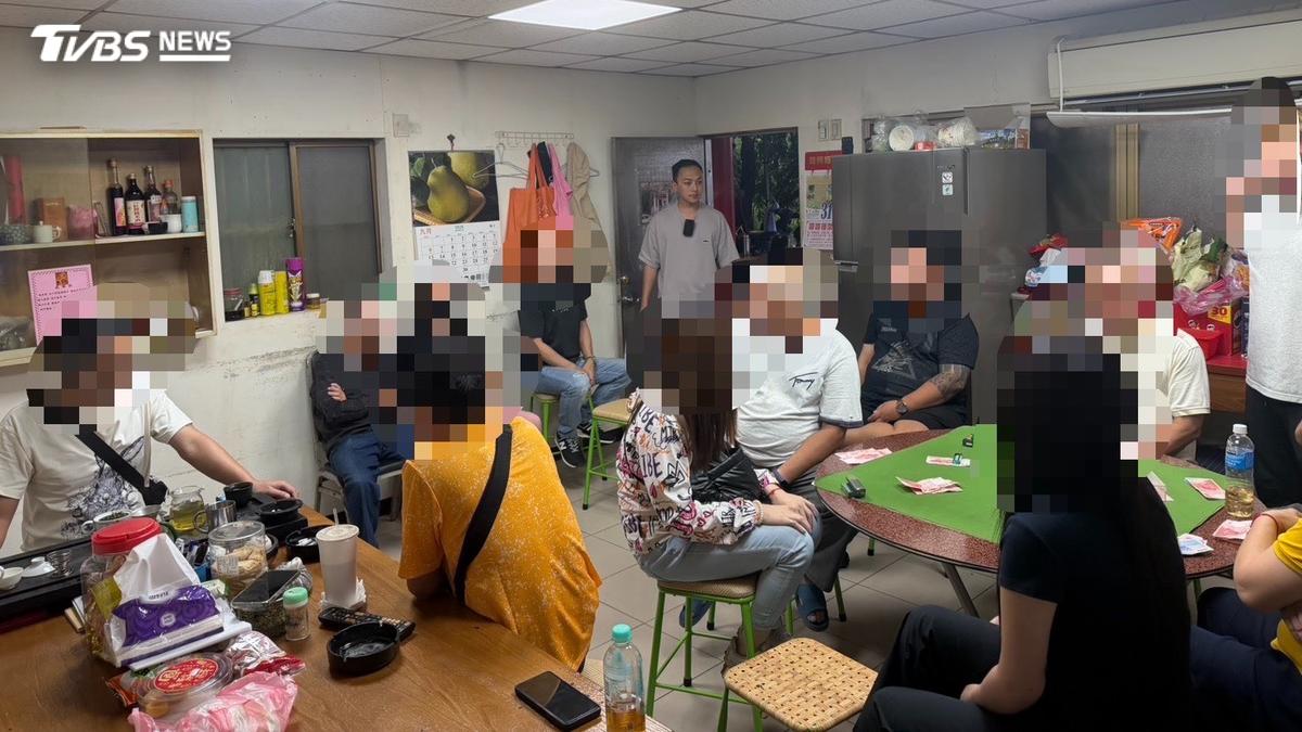 檢舉接不完!鐵皮屋藏天九牌賭場 蘆洲警攻堅逮14人送辦