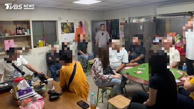 檢舉接不完!鐵皮屋藏天九牌賭場 蘆洲警攻堅逮14人送辦