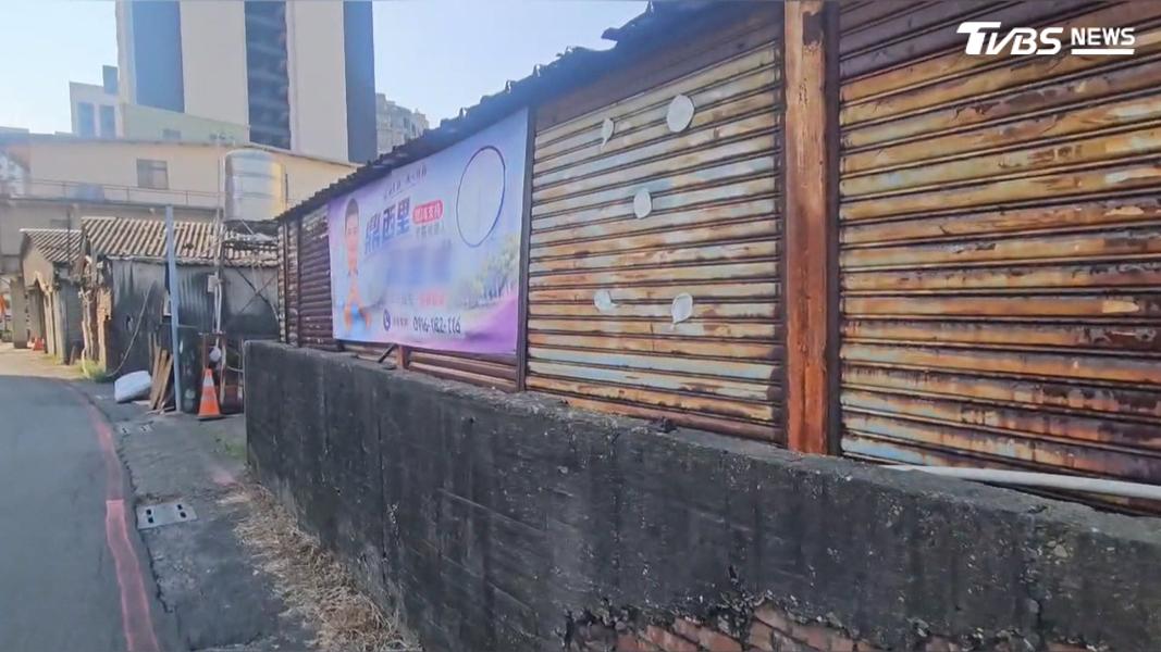 高姓參選人在社區牆面高掛競選布條,外型年輕清秀、戴著眼鏡,其父親為隔壁鼎金里現任里長,文宣品上更以此作為宣傳賣點。(圖/TVBS)