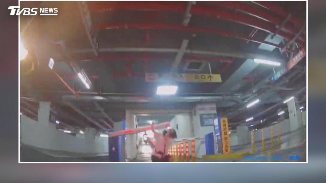 台中男推不動車友幫拉「放空站原地」!柵欄秒降敲頭 網笑:想偷跑?(圖/TVBS)