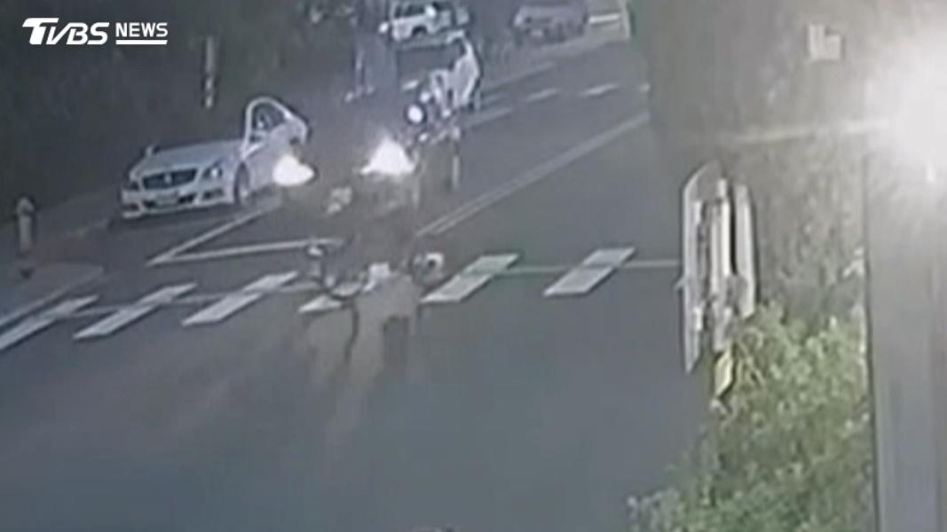 小姐弟過馬路遭女駕駛開車撞上(圖/TVBS)