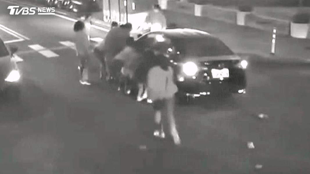 目擊民眾發現男童卡在車底,合力將車抬高將人救出(圖/TVBS)