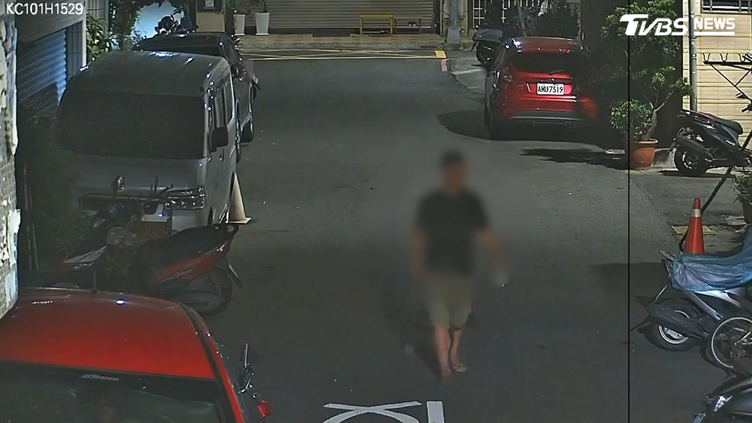 警方調閱監視器畫面,清楚拍下吳姓男子行經該處,隨後靠近C小姐的機車並將其推倒,最後離開的完整過程。(圖/TVBS)