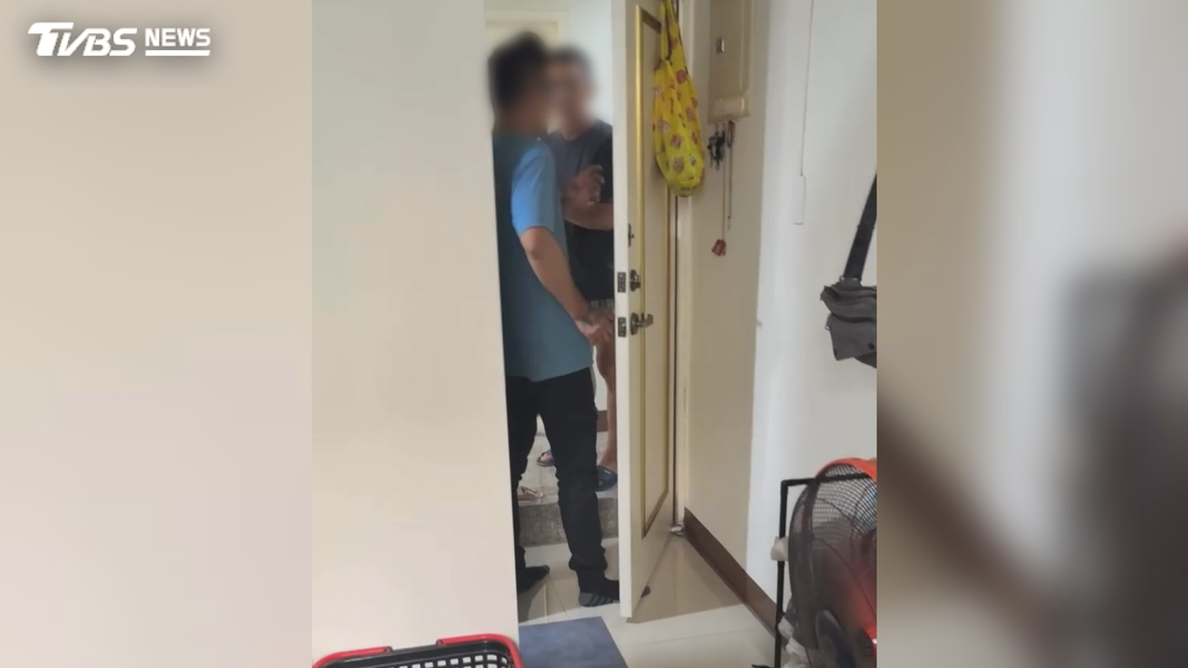 對門鄰居吳先生幾乎天天喝酒,除了發出惱人聲響外,還經常酒後上門找碴。(圖/TVBS)