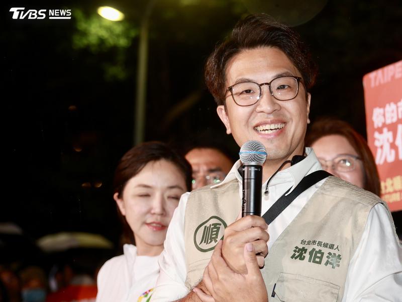 民進黨台北市長參選人沈伯洋14日晚間於士林夜市掃街。(圖/華子琛攝)